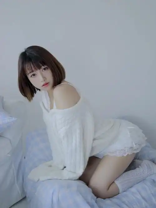 纯白色系纯欲风少女写真