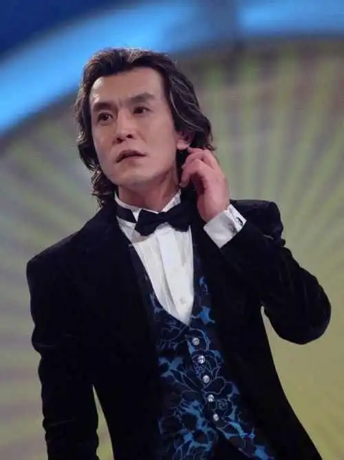 李咏头七妻子哈文头像已改成和李咏合影,发文称和女儿会坚强