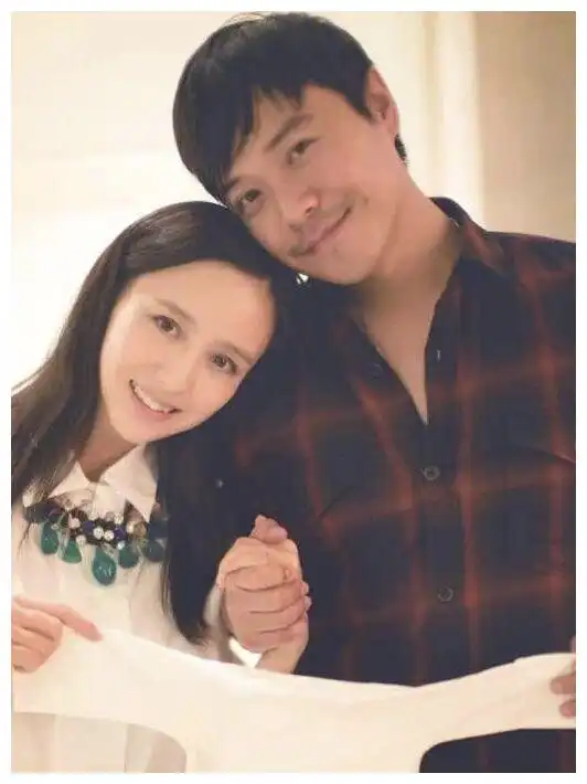 36岁佟丽娅深夜会男闺蜜,喝完一场又一场,状态微醺似有心事