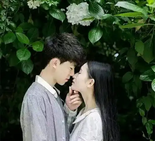 这年头谁还没有一两张好看的情侣头像