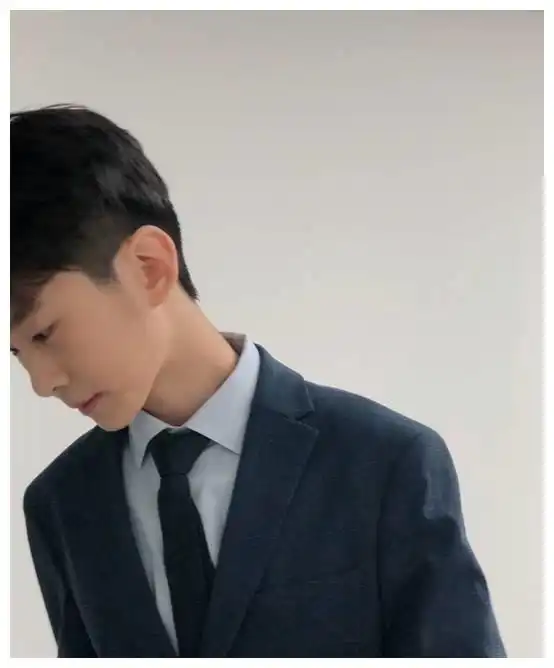 爸爸去哪儿的天天长大了,西装着身,帅气逼人