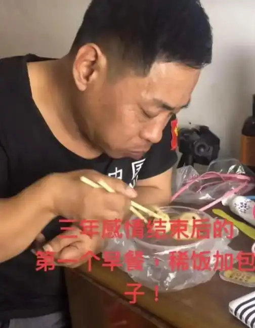 网红情侣又翻车1米2男友配1米7女友,最终分道扬镳,女方翻脸不认人