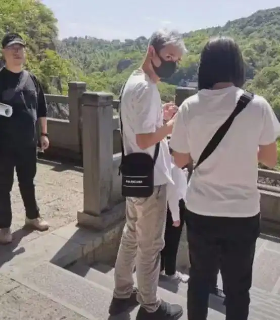 39岁文章现身大佛寺,头发花白背部佝偻状态差,怒视拍摄者似不满