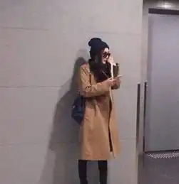 以为唐嫣只是不会演戏,想不到,她也不会坐地铁