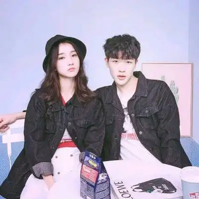 最新帅哥美女亲密情侣微博头像2018你伤我总是那么无意