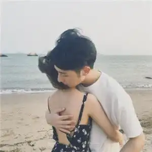 2018最火情侣头像双人在海边的在大闹的