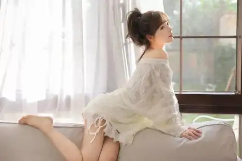 纯欲风少女,宽松针织毛衫精致的面容真是可甜可咸的小公主