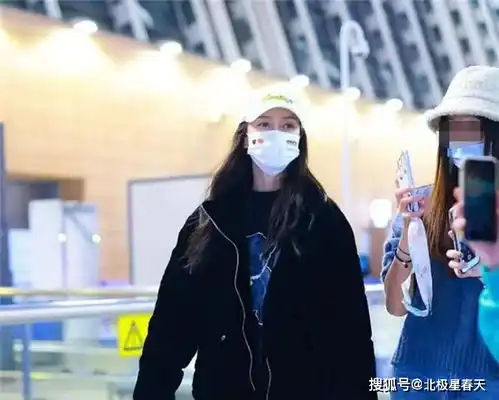 杨颖现身机场,与黄晓明隔空穿情侣款,力破婚变传闻