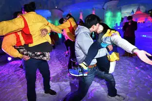 深圳热吻大赛情侣冰天雪地秀奇葩吻姿