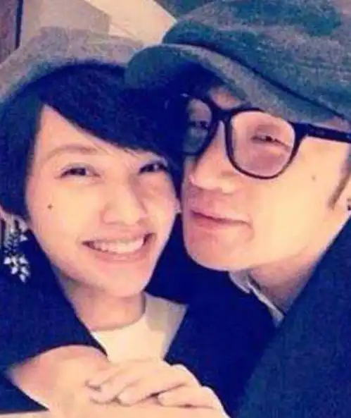 杨丞琳深夜与男友人约会,头碰头微笑自拍,不怕老公李荣浩吃醋