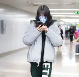 郑爽张恒情侣装手牵手现身上海机场,粉丝一切以爱豆幸福为前提
