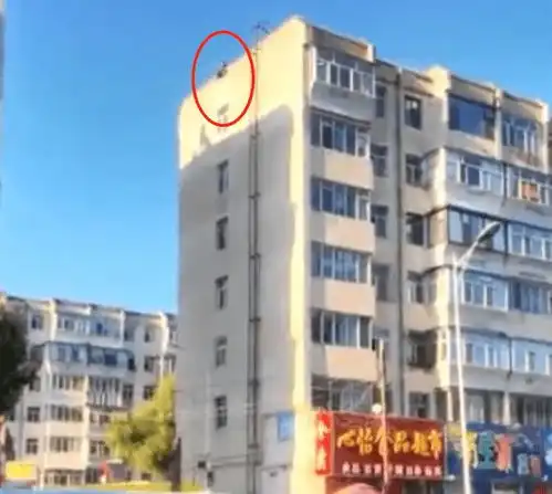 突发齐齐哈尔一男子爬上楼顶欲跳楼轻生