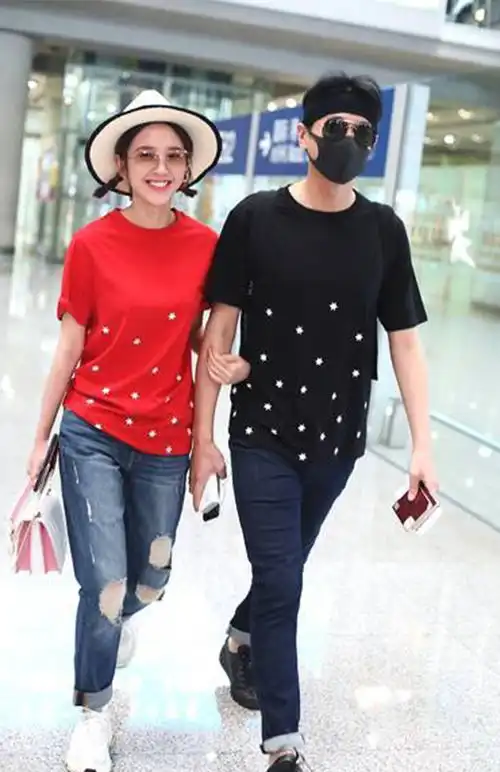 张若昀唐艺昕情侣装出镜最般配的情侣装应该是西装和婚纱