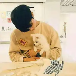 求另一半女生抱着狗狗的情侣头像