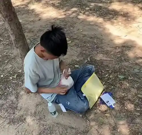 一孤儿高考,中午只能在树林中休息,家长们心疼不已老师不管吗