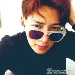 池昌旭最新更新微博的眼镜是什么牌子的透明白框的太阳镜