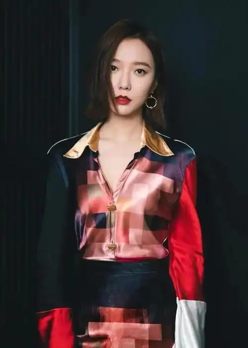 顶级魅力女神王珞丹,意志珞珞如石,容貌颜丹鬓绿