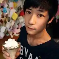 给我找一个与这个搭配的情侣头像