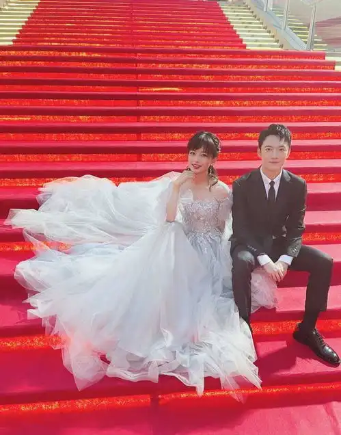 王冰冰首次红毯主持,婚纱礼服配张韬黑西装,两人太配被误认结婚
