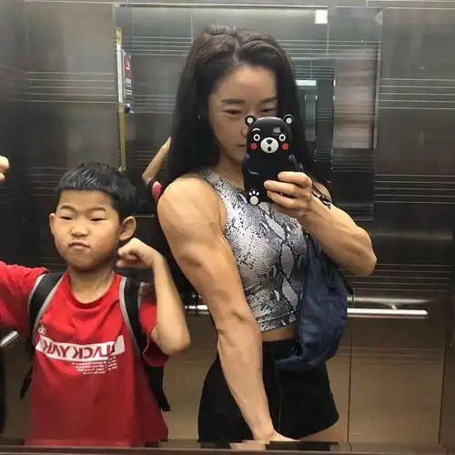 肌肉辣妈顿顿吃牛肉,带上孩子一起训练,这身肌肉太强了