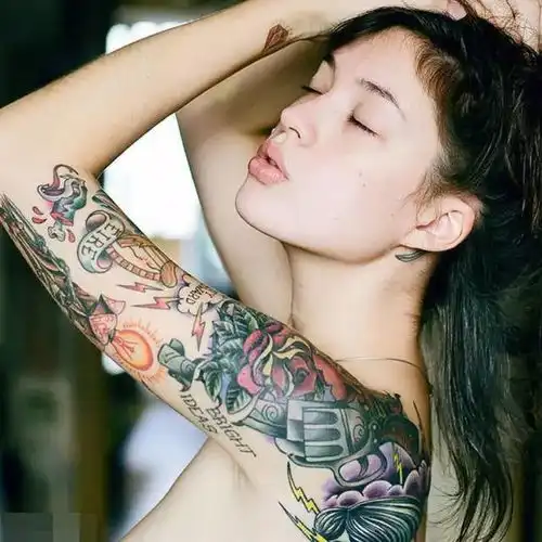 花臂女孩irachernova,满足了男人所有幻想