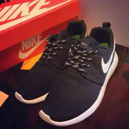 nikerosherun黑白色的是白钩还是银钩