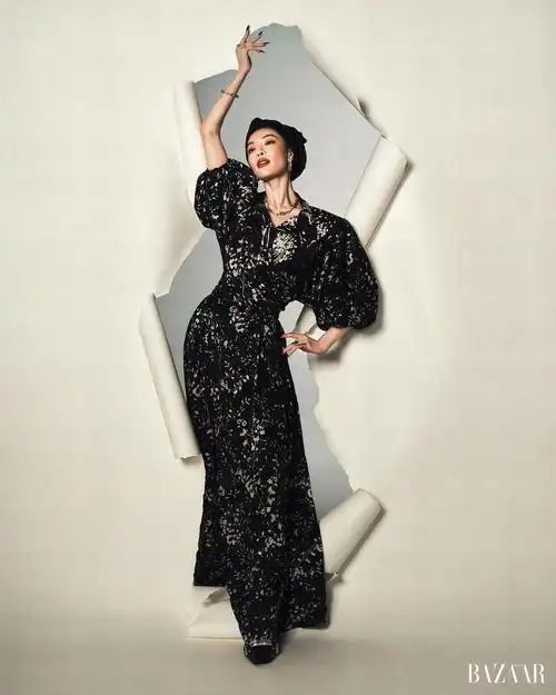 钟楚曦穿黑裙优雅矜贵露美背性感撩人尽显复古风情