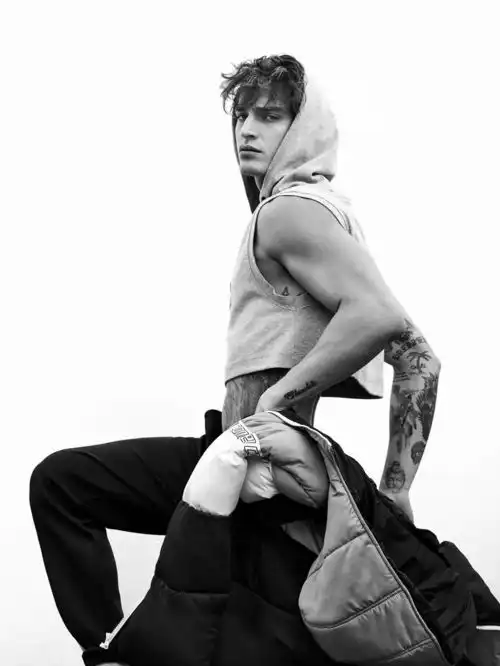 金发蓝眼的巴西纹身男孩jonathanbellini