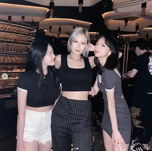 华谊千金新照变化大,身材凹凸上围傲人,恋富二代后少女变熟女