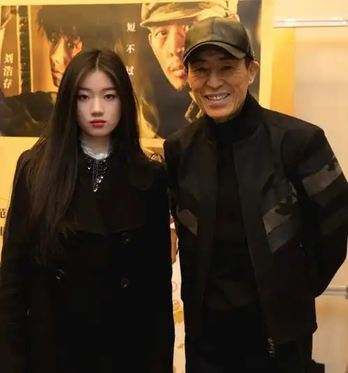 单依纯参加一秒钟首映,与张艺谋同台,事业高涨但学业咋办