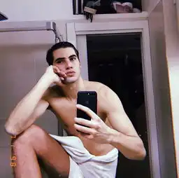 20岁成为男模中的炸子鸡也是位性感的大男孩marcobellott