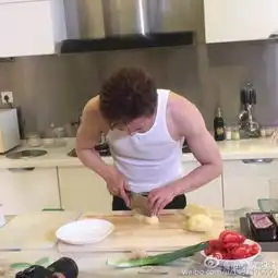 李咏在家变贤惠煮夫穿贴身背心肌肉紧实