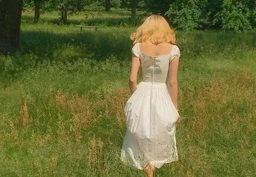 女网红遭半裸运动员暴打,流血5小时她被打的原因,只有一个