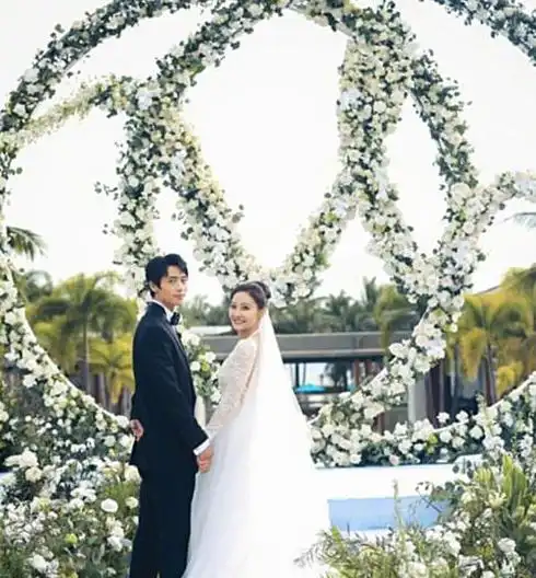 组图魏晨晒九宫格婚礼现场照,与妻子深情拥吻甜倒众人