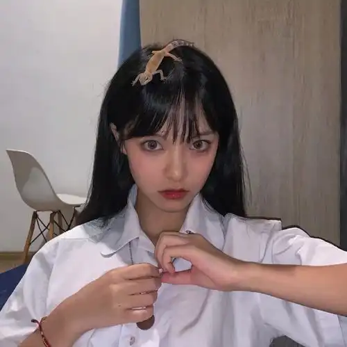 1114女头像手捧玫瑰花的女人怎么会看上野草