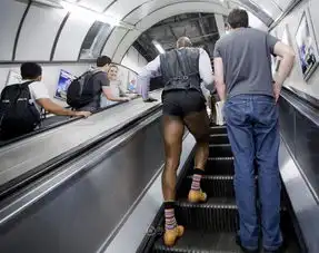 英国猛男穿齐蛋短裤上街画面太美看醉网友