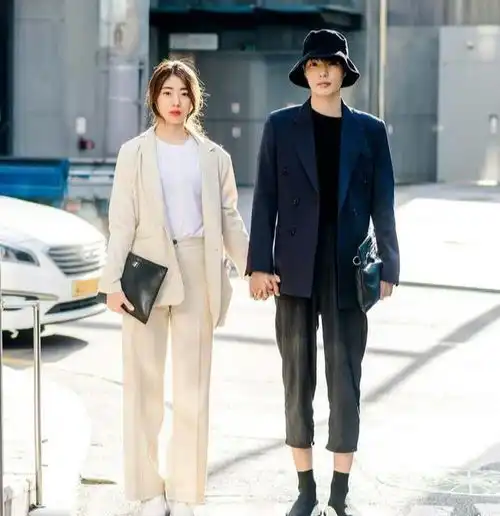 情侣装的恩爱才高级,韩国首尔街头情侣穿搭,传情达意最时髦