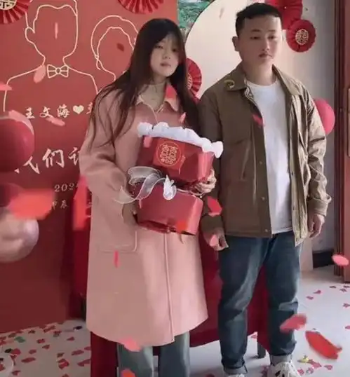 一对情侣的订婚现场,二人一脸生无可恋,不爱就请放手