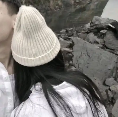 超火真人ins情侣头像我还是很想你,忘记谈何容易