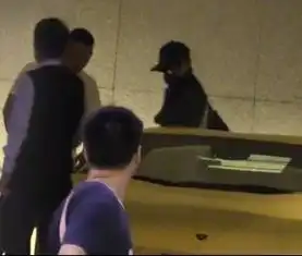赵丽颖与神秘男穿情侣装吃饭难道又是为戏炒作