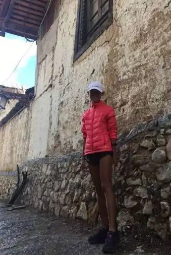 杭州一对情侣带着一条田园犬,用了五个月时间从杭州跑步到拉萨