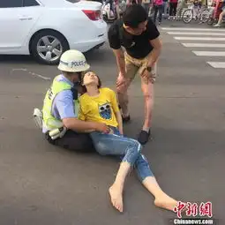 交警坐地怀抱伤者新浪图片