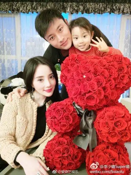 贾乃亮李小璐同发微博,网友陪孩子很正常