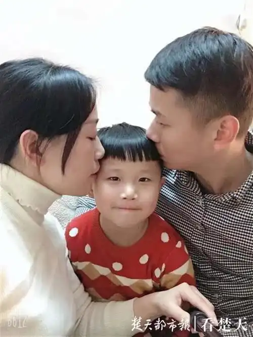 警医夫妻一起战疫,将孩子托付老人,一家三口只能视频见面
