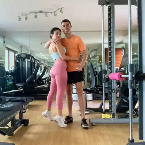 c罗久违晒健身房情侣照,乔治娜踮脚依偎,肌肉发达不输男友