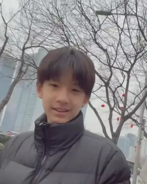 董洁晒母子日常,伪素颜成功骗过儿子,15岁顶顶少年感十足好帅气