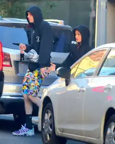 组图a妹订婚后与未婚夫情侣装出街两人手牵手身高差略萌