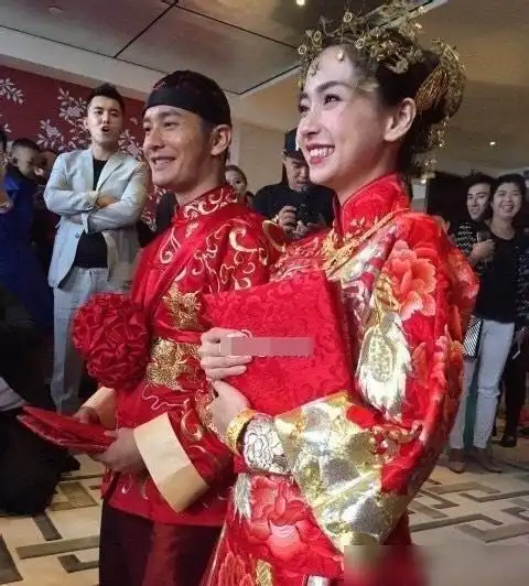 杨颖baby被男性高管怼脸看,网友被迫营业的样子很尴尬