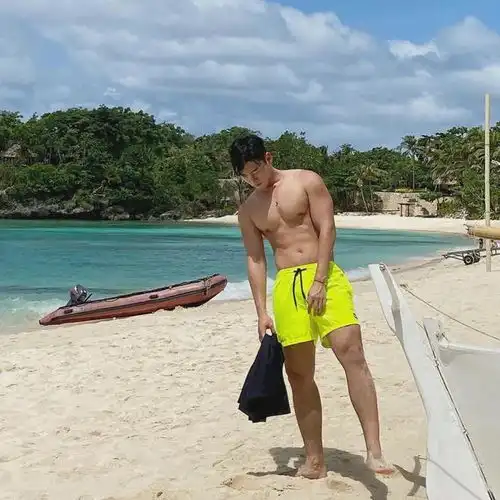 海边惊现肌肉天使这位型男的身材让我忘记呼吸