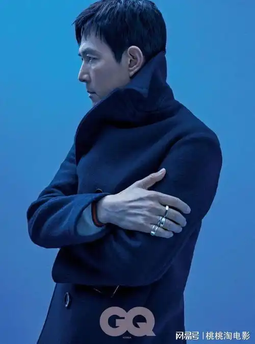 男星李政宰韩版gq封面大片,忧郁冷蓝色调诠释成熟男士魅力